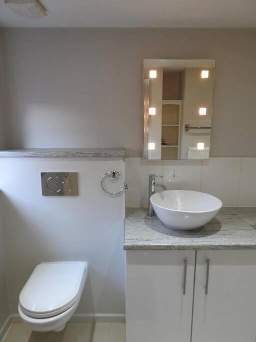 Self Contained - Own Entrance Apartment High Wycombe Bagian luar foto
