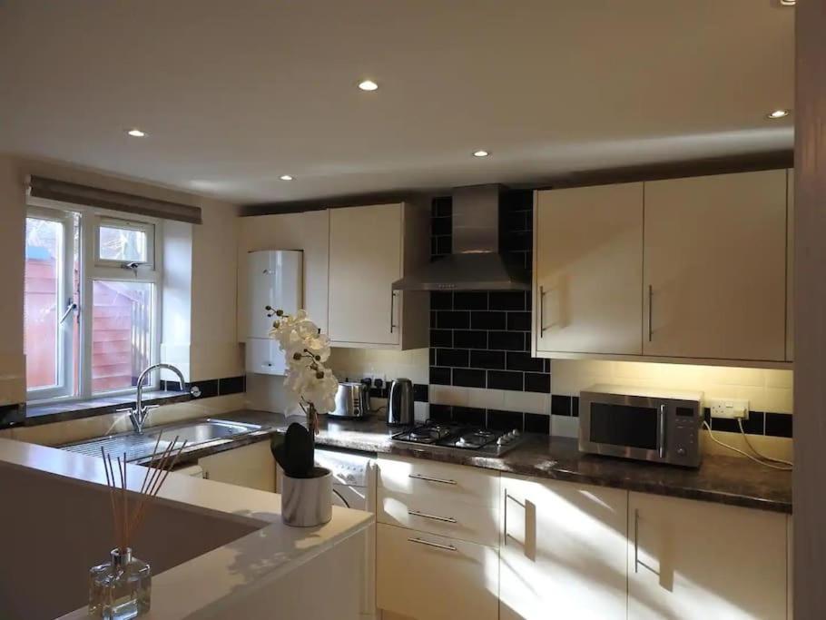 Self Contained - Own Entrance Apartment High Wycombe Bagian luar foto